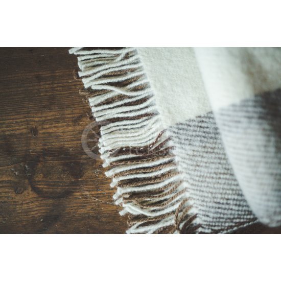 Wool blanket with fringes ,,Lota" brown